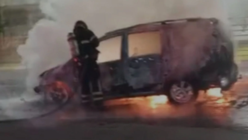 Carro destruído após pegar fogo na Ponte de Igapó, na Zona Norte de Natal