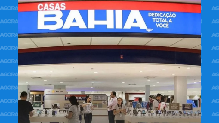 Fachada interna de loja das Casas Bahia com clientes e funcionários.