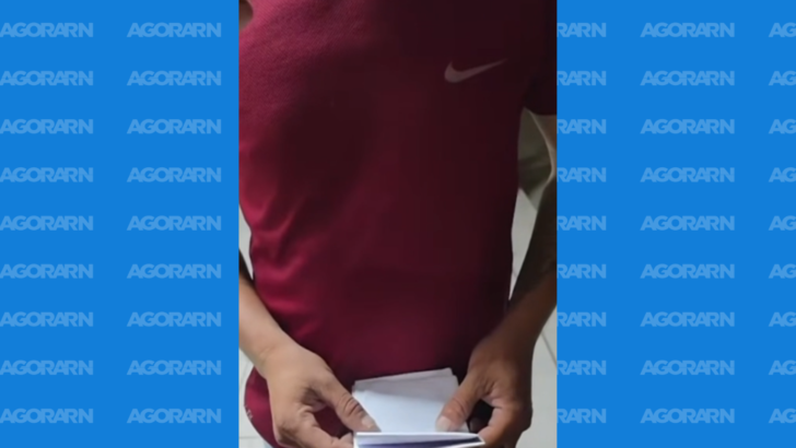 Homem aparece ao lado do automóvel recuperado pela Polícia Militar após o desaparecimento registrado durante um encontro amoroso