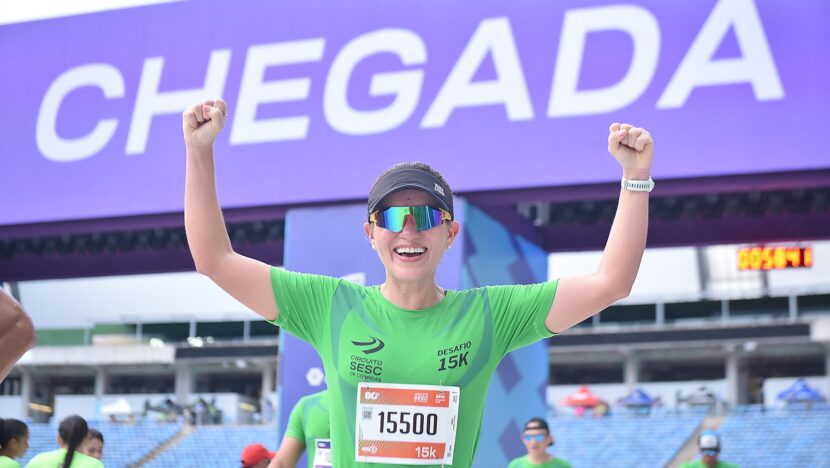 Atleta cruza a linha de chegada da Corrida Sesc
