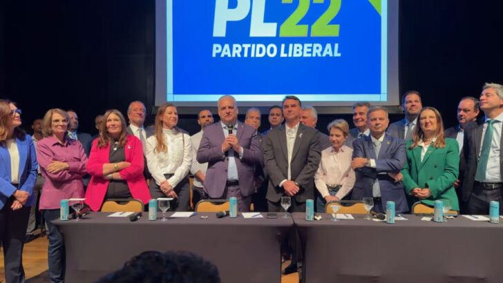 Flávio Bolsonaro e Alfredo Gaspar durante o anúncio da composição da chapa presidencial do PL