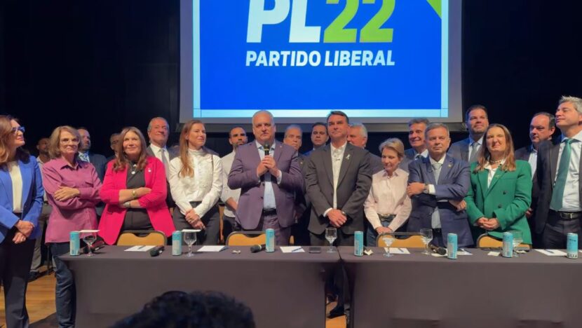 Flávio Bolsonaro e Alfredo Gaspar durante o anúncio da composição da chapa presidencial do PL
