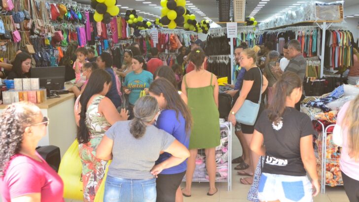 Consumidores em loja na Avenida Rio Branco, na Cidade Alta, em Natal