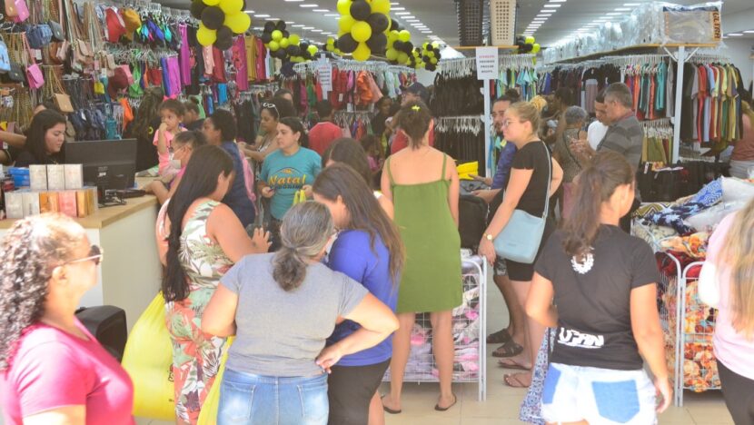 Consumidores em loja na Avenida Rio Branco, na Cidade Alta, em Natal