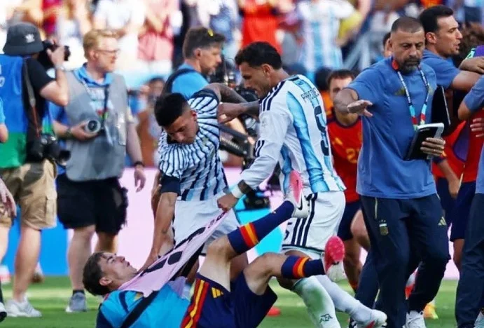 Imagem mostra jogadores e integrantes das equipes de Argentina e Espanha envolvidos em uma confusão dentro do campo