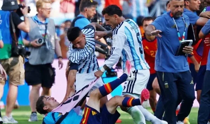 Imagem mostra jogadores e integrantes das equipes de Argentina e Espanha envolvidos em uma confusão dentro do campo