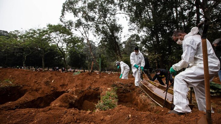 Vítimas da Covid-19 são sepultadas no Cemitério da Vila Formosa, em São Paulo