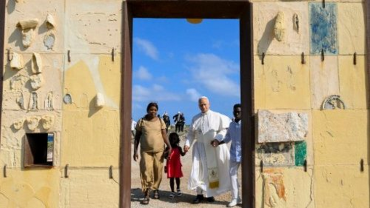Imagem mostra o papa com migrantes atravessando a porta da Europa