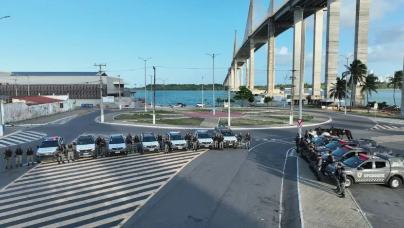 Policiais militares e viaturas reunidos em via próxima à Ponte Newton Navarro, na Zona Norte de Natal