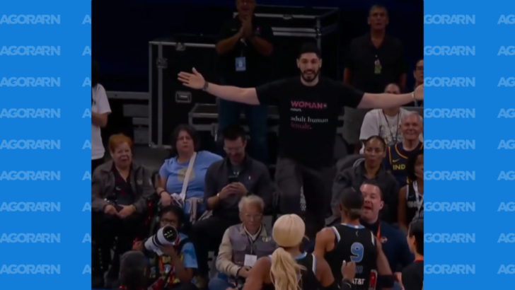 Enes Kanter Freedom é escoltado por seguranças para fora da arena durante jogo da WNBA.