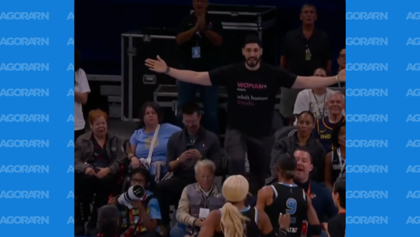 Enes Kanter Freedom é escoltado por seguranças para fora da arena durante jogo da WNBA.