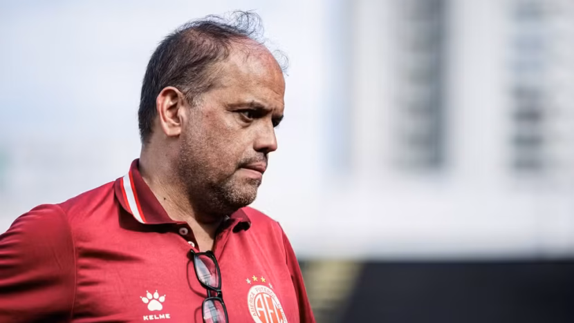 Homem aparece usando camisa vermelha do América em ambiente externo
