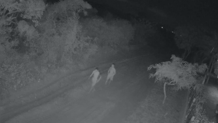 Imagens de uma câmera de segurança mostram dois homens caminhando sem camisa pela região da Lagoa do Bonfim. Após serem abordados, a polícia confirmou que eles não eram fugitivos