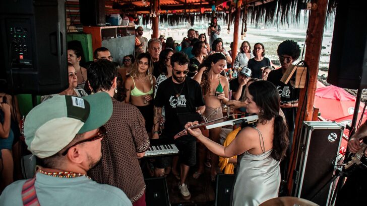 Público participa de apresentação do Fest Bossa & Jazz em Pipa