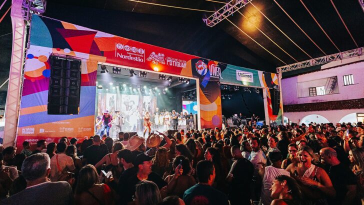 Público acompanha programação musical do Festival Viver Artesanal