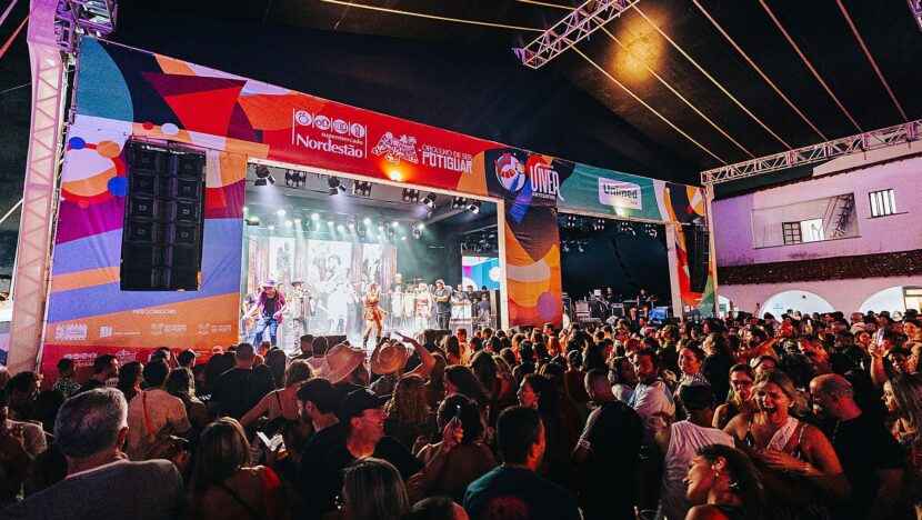 Público acompanha programação musical do Festival Viver Artesanal