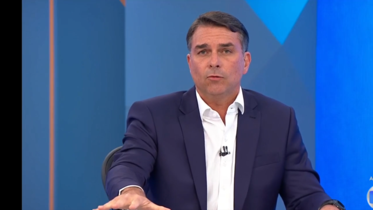 Flávio Bolsonaro durante entrevista à Globo