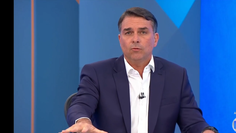 Flávio Bolsonaro durante entrevista à Globo