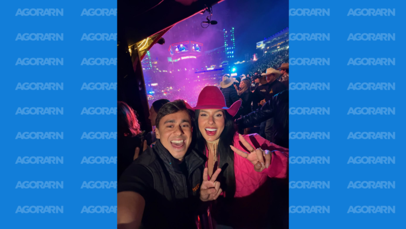 Ana Castela e Nikolas Ferreira posam juntos durante a Festa do Peão de Barretos