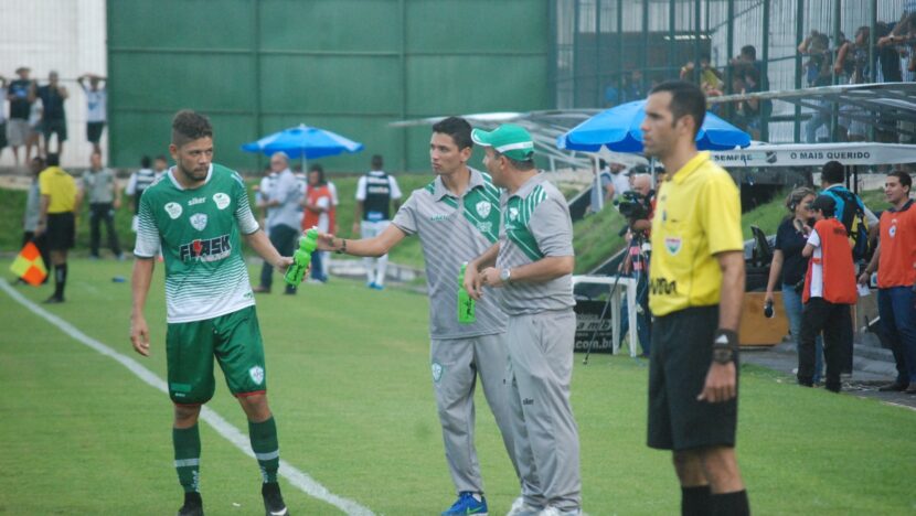 Jogador e comissão técnica do Alecrim durante partida de futebol