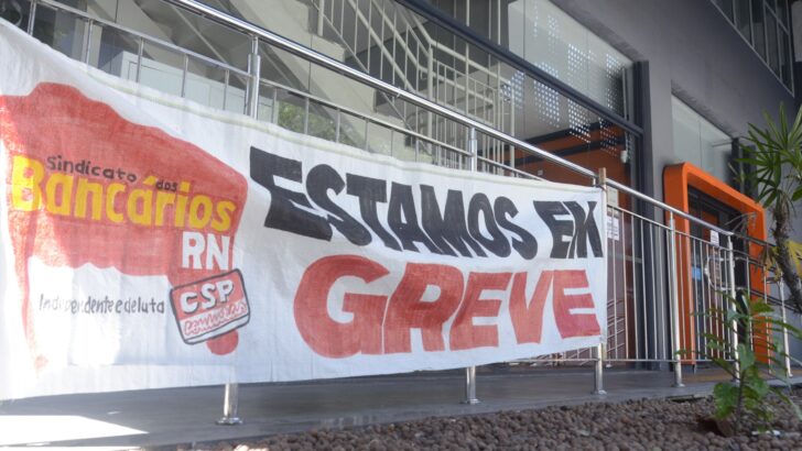 Bancários reunidos durante mobilização sindical no Rio Grande do Norte
