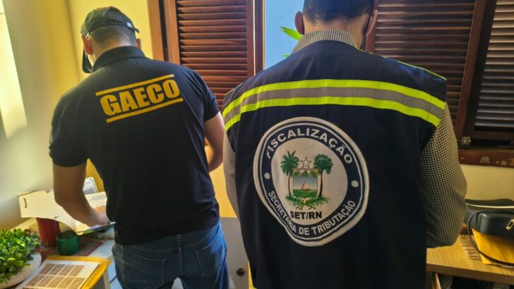Integrante do Gaeco e agente da fiscalização tributária durante cumprimento de mandado em um imóvel