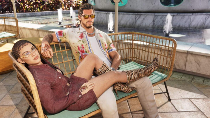 Cena de GTA 6 com os protagonistas Lucia e Jason sentados em um banco diante de uma fonte, em cenário urbano inspirado em Vice City