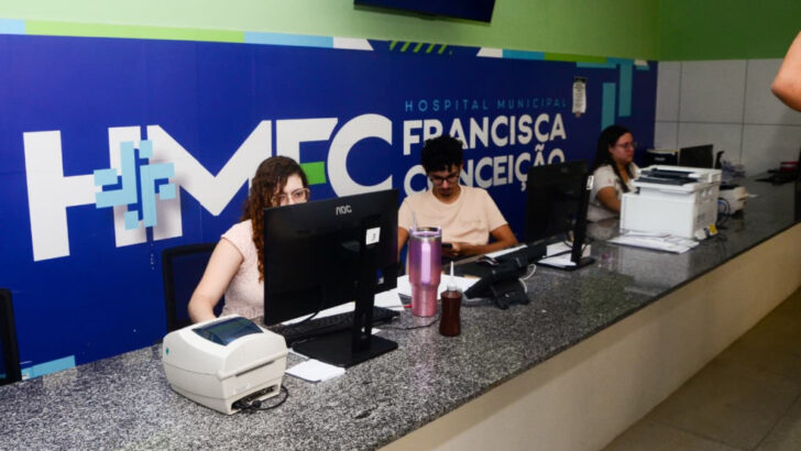 Recepção do Hospital Municipal Francisca Conceição da Silva, em Mossoró, com funcionários em atendimento
