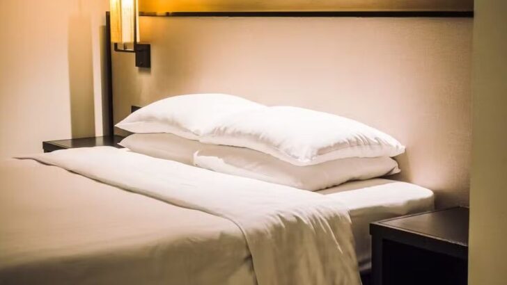 Quarto de hotel com cama arrumada, imagem ilustrativa sobre reembolso de hospedagem