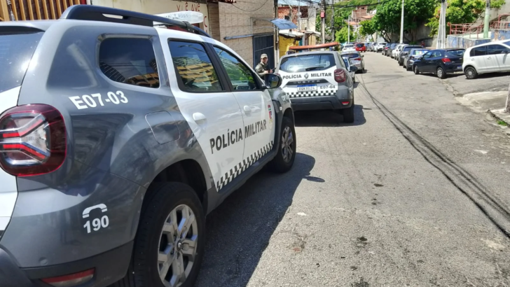 Viaturas da Polícia Militar estacionadas na Rua do Motor, na Praia do Meio, em Natal, durante atendimento a uma ocorrência de homicídio