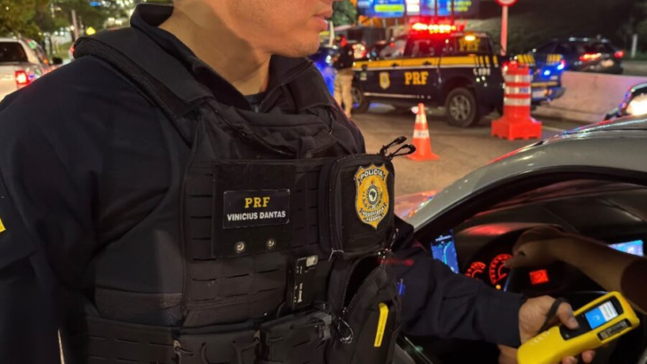 PRF fiscalizando rodovias, com teste do bafômetro em mãos - Foto: reprodução