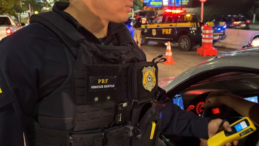 PRF fiscalizando rodovias, com teste do bafômetro em mãos - Foto: reprodução