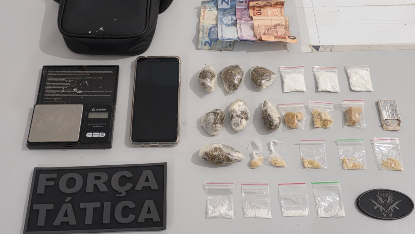 Material apreendido durante a abordagem em Pium inclui substâncias análogas a entorpecentes, balança de precisão e dinheiro fracionado. - Foto: PMRN
