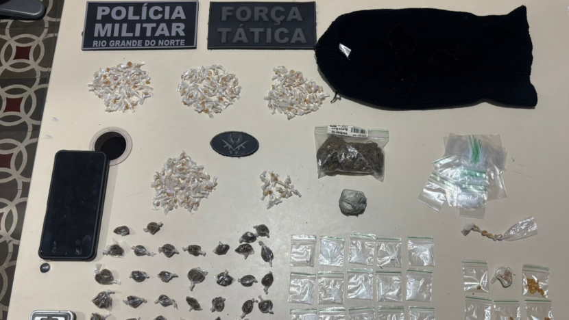 Drogas, balança de precisão, motocicleta e outros materiais foram apreendidos durante operação conjunta da PM no município de Arez. - Foto: PMRN