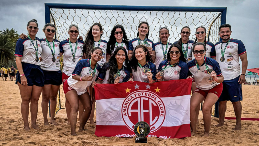 Equipe feminina do América conquistou a 4ª Etapa do Circuito Brasileiro de Handebol de Praia 2026 e garantiu vaga na fase final da competição nacional. - Foto: América FC / ADHFT