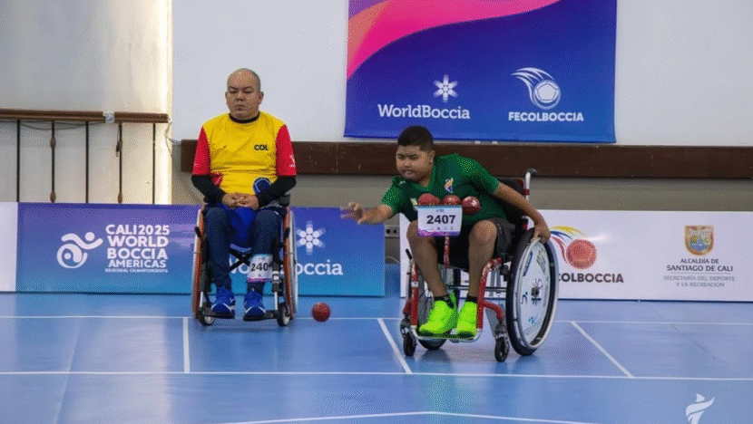 Dois atletas em cadeiras de rodas participam de partida de bocha paralímpica em quadra