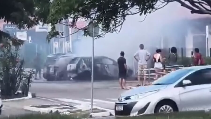 Incêndio começou em um Jeep Renegade e atingiu outro veículo no estacionamento do CCAB Sul. - Foto: Reprodução/ Redes Sociais