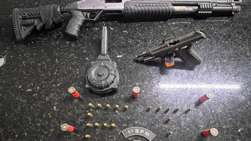 Imagem que mostra material apreendido. Polícia Militar apreendeu uma espingarda calibre 12 e uma pistola calibre .40 durante a ocorrência. - Foto: Divulgação/Polícia Militar