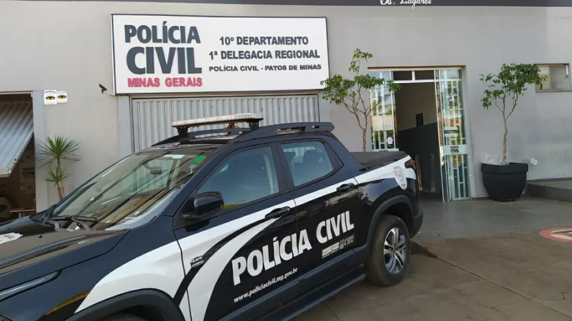 Imagem mostra viatura em frente a delegacia da polícia civil em Minas Gerais