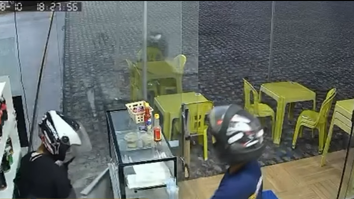 Imagem mostra homens assaltando conveniência de posto