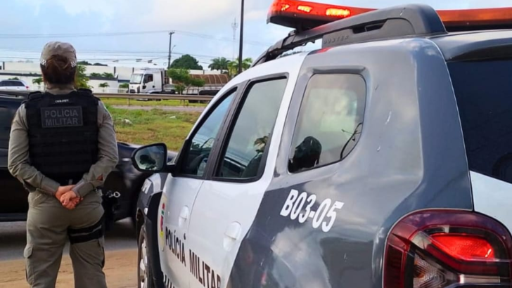 Imagem mostra policial ao lado de viatura da PM. Policiais do 3º BPM atenderam a ocorrência de violência doméstica em Nova Parnamirim. - Foto: PMRN