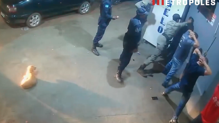 Imagem mostra PM agredindo homem durante abordagem