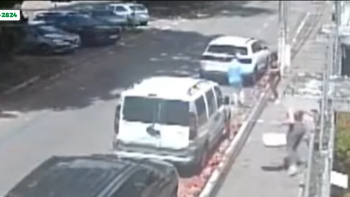 Imagem mostra momento em que o homem rende a mulher e leva o carro