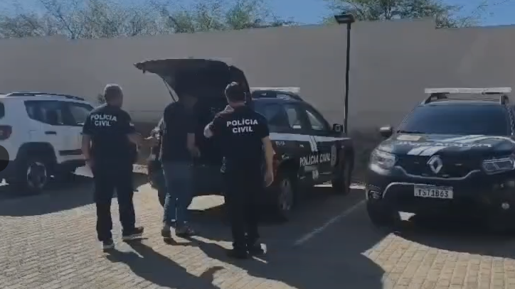 Imagem mostra momento da prisão do homem