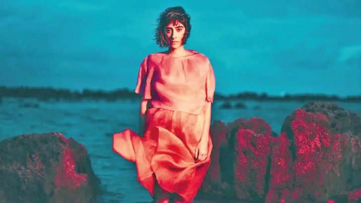 Cantora Juliana Linhares em imagem do álbum Até Cansar o Cansaço