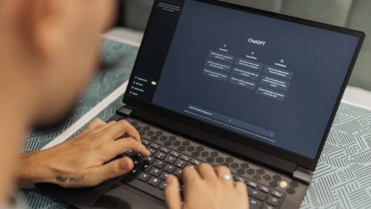 Pessoa digita em notebook com ferramenta de inteligência artificial generativa aberta, tecnologia associada à queda no emprego de jovens