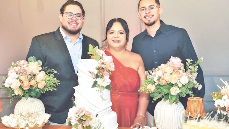Janaína Michelle entre os filhos Jefferson e Jonathan Souza em sua festa de 50 anos