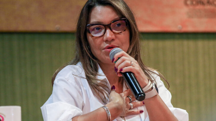 Primeira-dama Janja da Silva falando ao microfone