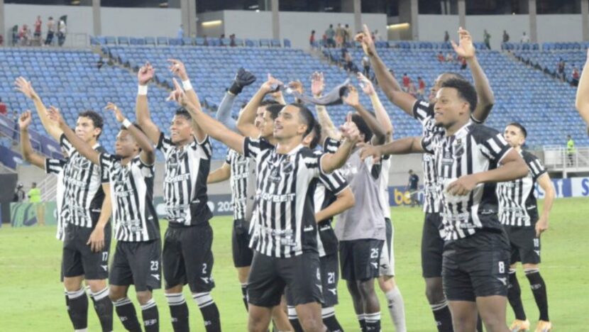 Jogadores do ABC comemoram em campo