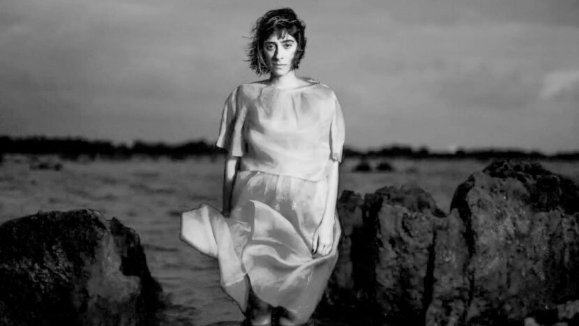 Cantora Juliana Linhares em imagem do álbum Até Cansar o Cansaço